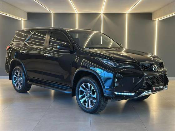 TOYOTA HILUX SW4 2.8 D-4D TURBO DIESEL SRX PLATINUM 7L 4X4 AUTOMÁTICO